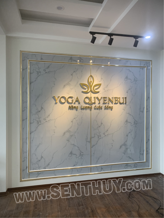 BACKDROP VĂN PHÒNG GẮN LOGO INOX TUYỆT ĐẸP, SANG