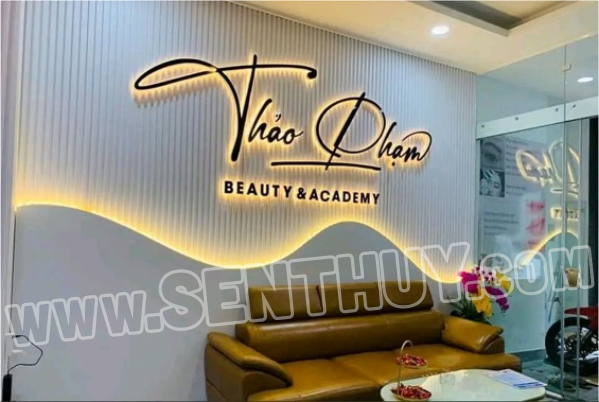 BACKDROP QUẦY LỄ TÂN GẮN LOGO MICA ĐẸP, THANH LỊCH