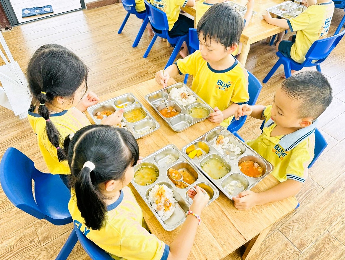 Làm sao giúp bé lịch sự khi ăn uống?