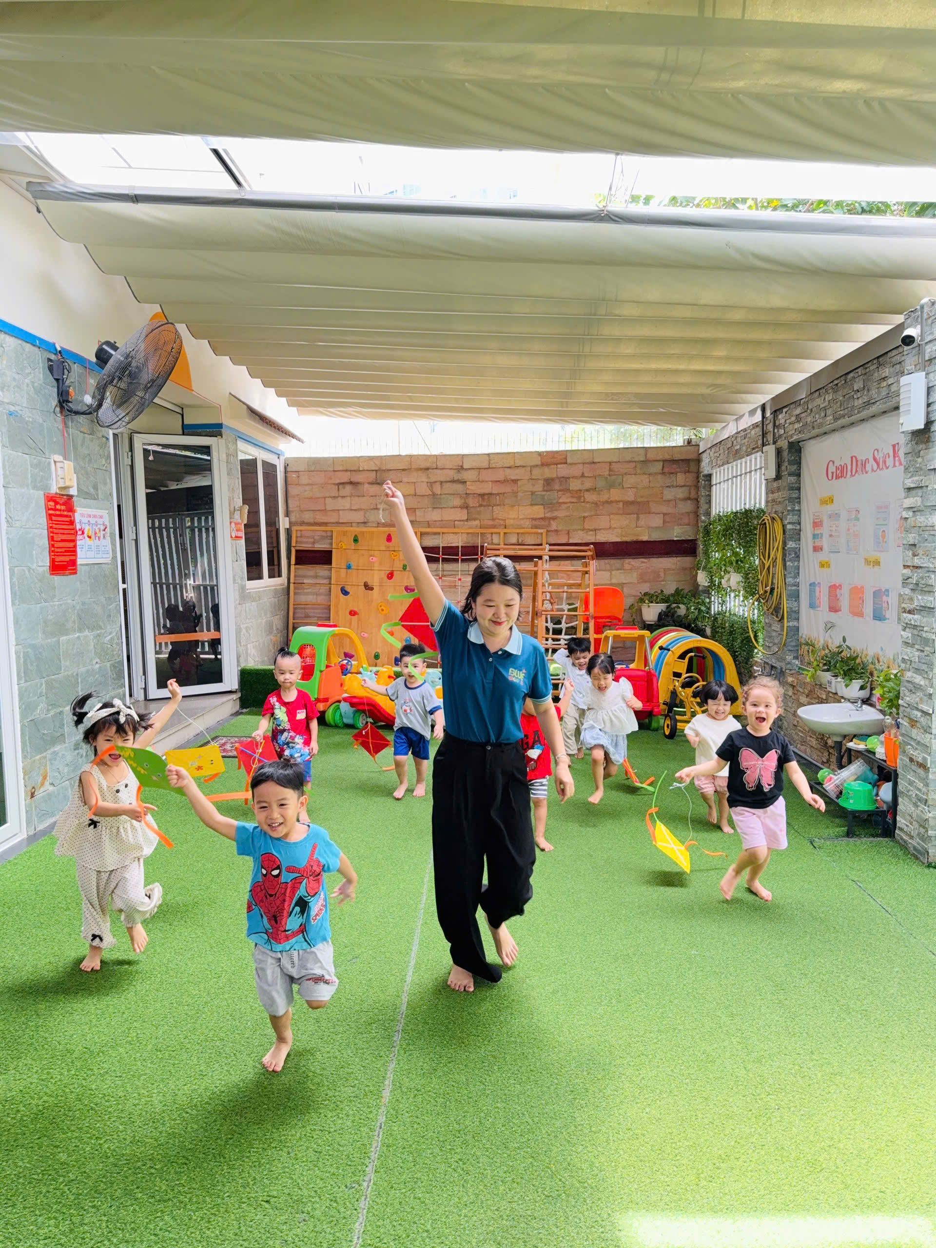 Tại Blue World Preschool, các hoạt động ngoài trời luôn được tổ chức thường xuyên nhằm phát triển toàn diện cho trẻ cả về thể chất lẫn tinh thần. Một trong những hoạt động được các bé yêu thích nhất chính là thả diều. Tại Blue World Preschool, các hoạt động ngoài trời luôn được tổ chức thường xuyên nhằm phát triển toàn diện cho trẻ cả về thể chất lẫn tinh thần. Một trong những hoạt động được các bé yêu thích nhất chính là thả diều.