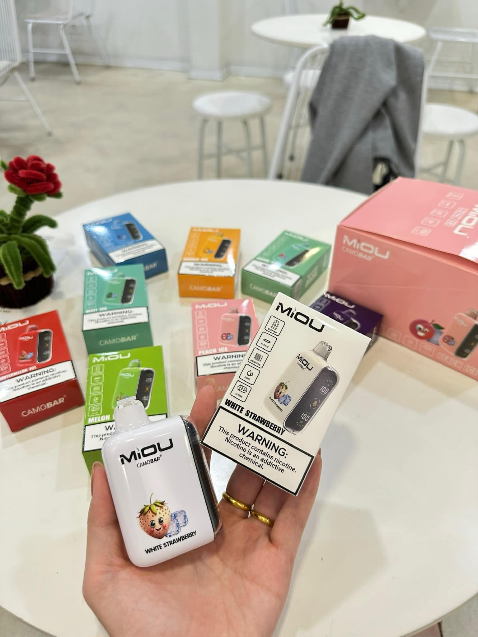 Review chi tiết MiOU Camobar 15000 Hơi (50mg) – Pod 1 Lần