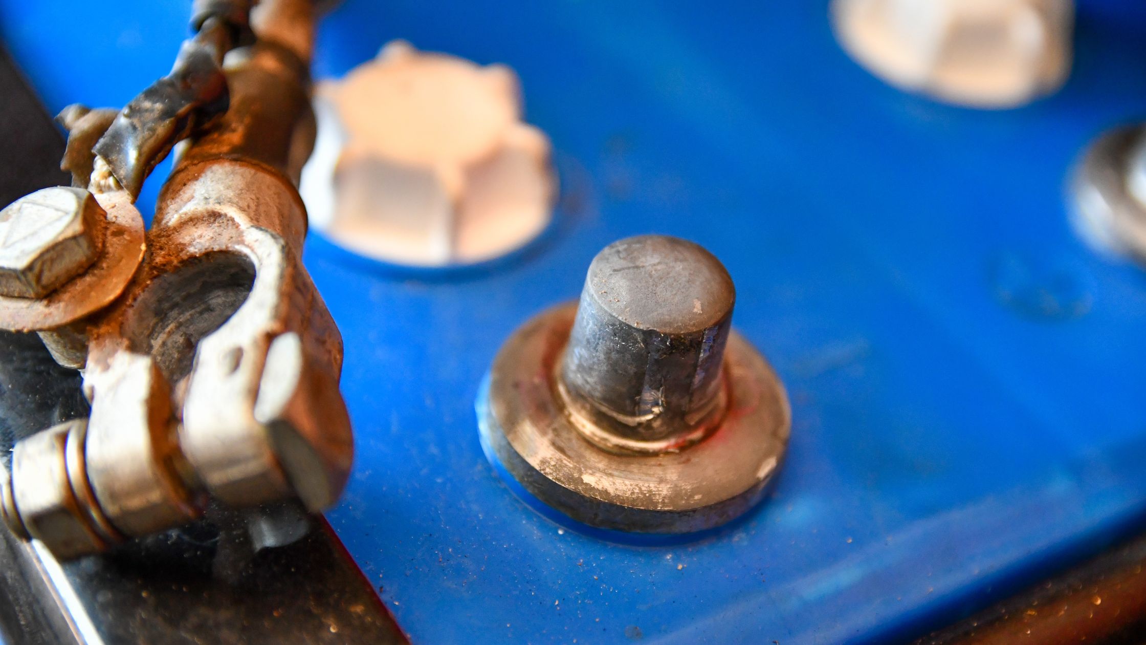 Cách Phát Hiện Cọc Bình Điện Chuẩn Bị Chết