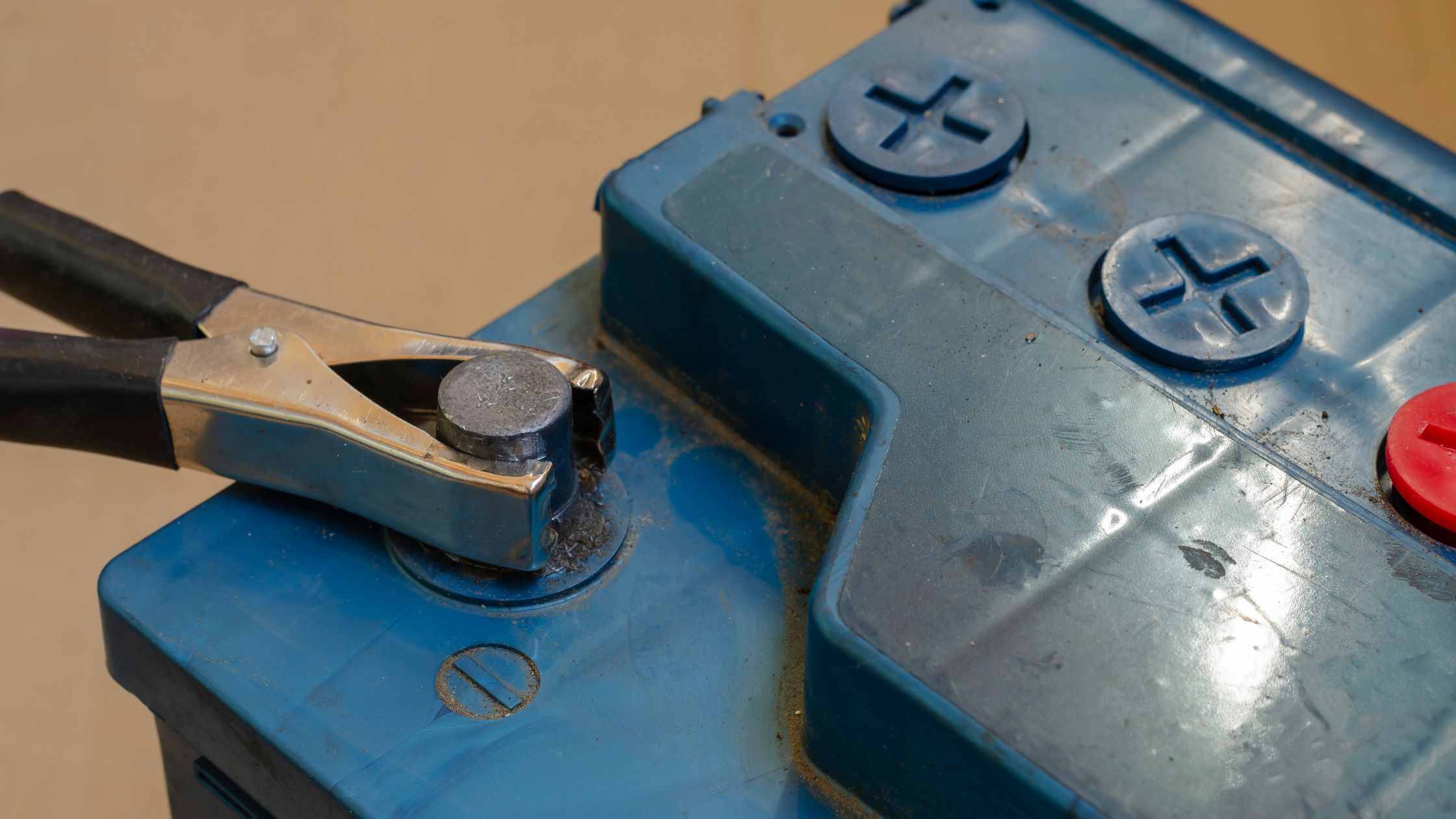 Mẹo Hay Làm Sạch Cọc Bình Ắc Quy Ô Tô Đơn Giản Tại Nhà