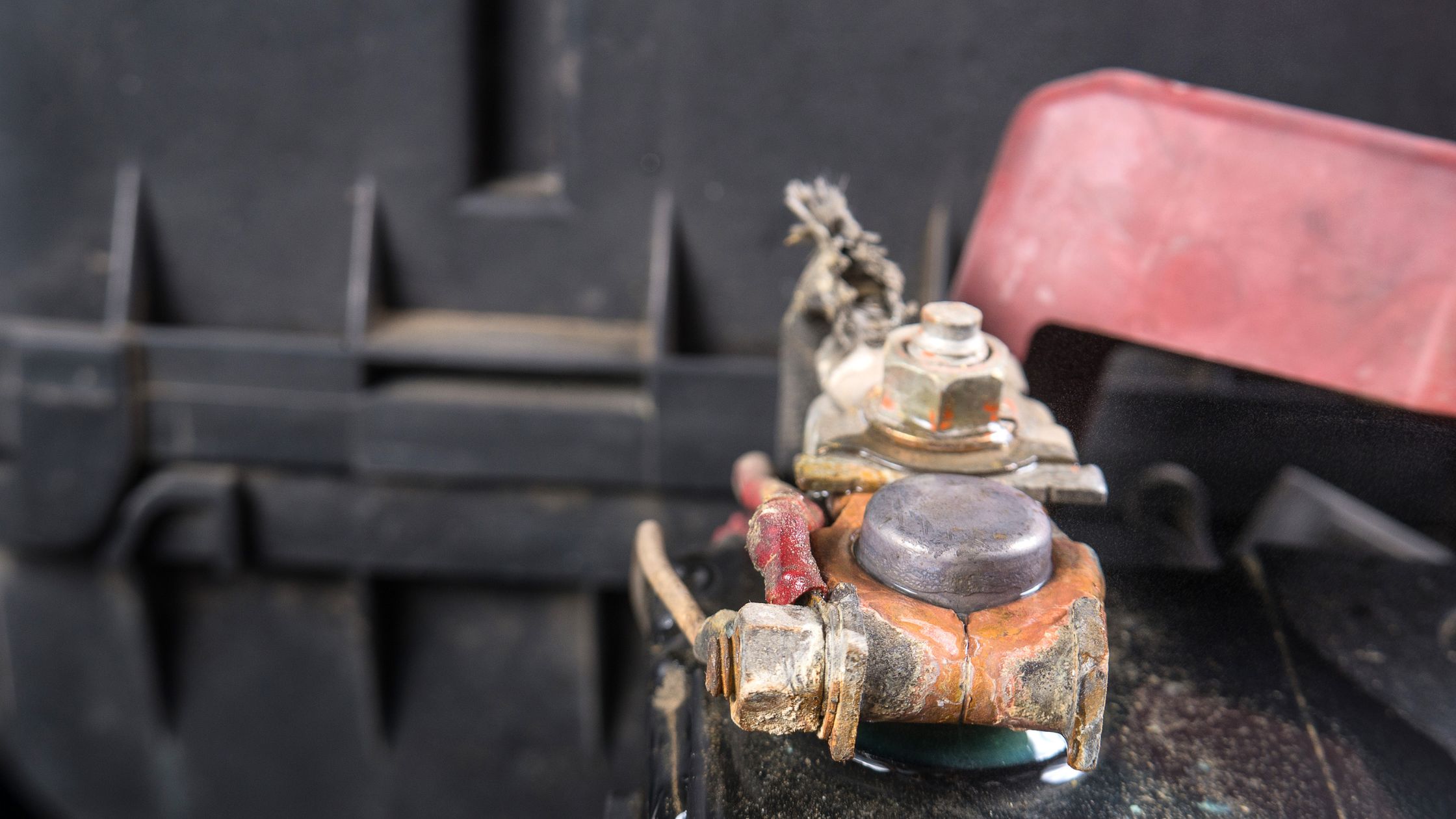 Cách Làm Mới Cọc Bình Điện Bằng Vật Dụng Trong Nhà