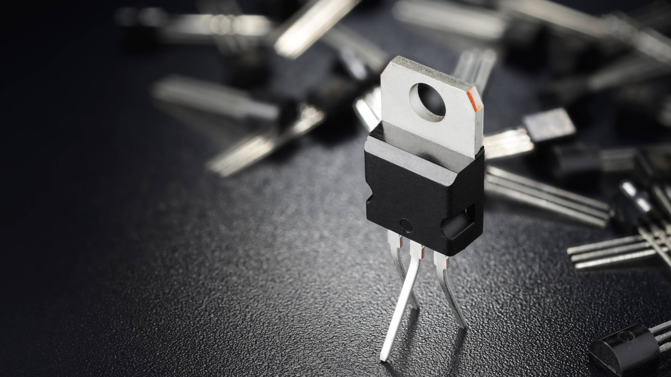 IRF3205, MOSFET giả, hàng Trung Quốc – hàng Mỹ, phân biệt linh kiện bằng mắt