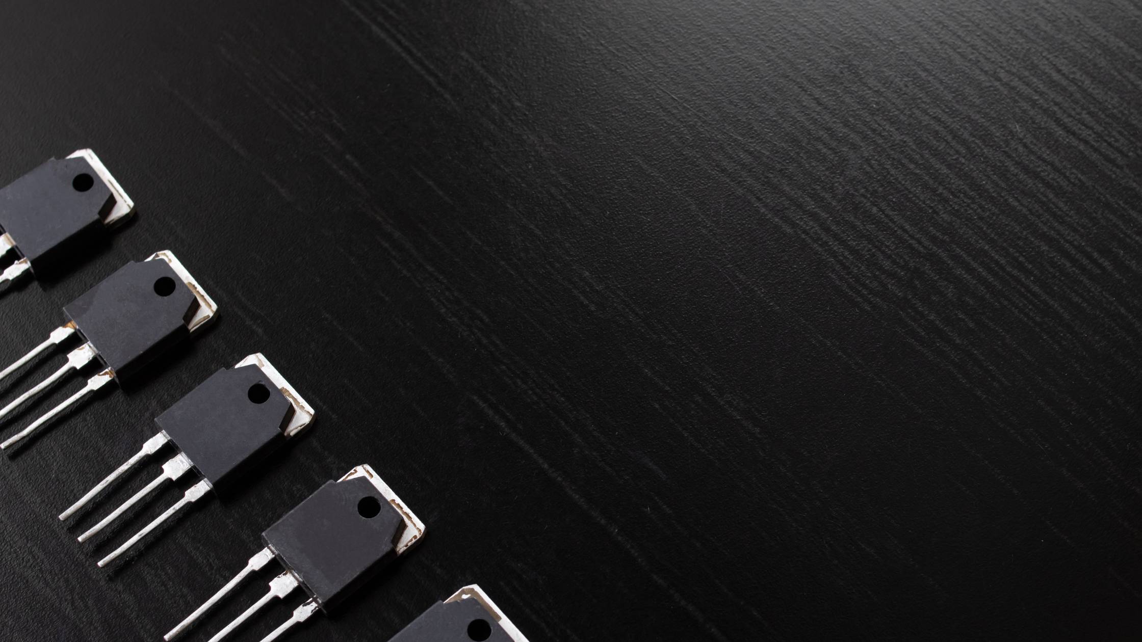 Transistor D718 vs C5200 – So sánh hiệu năng và tuổi thọ