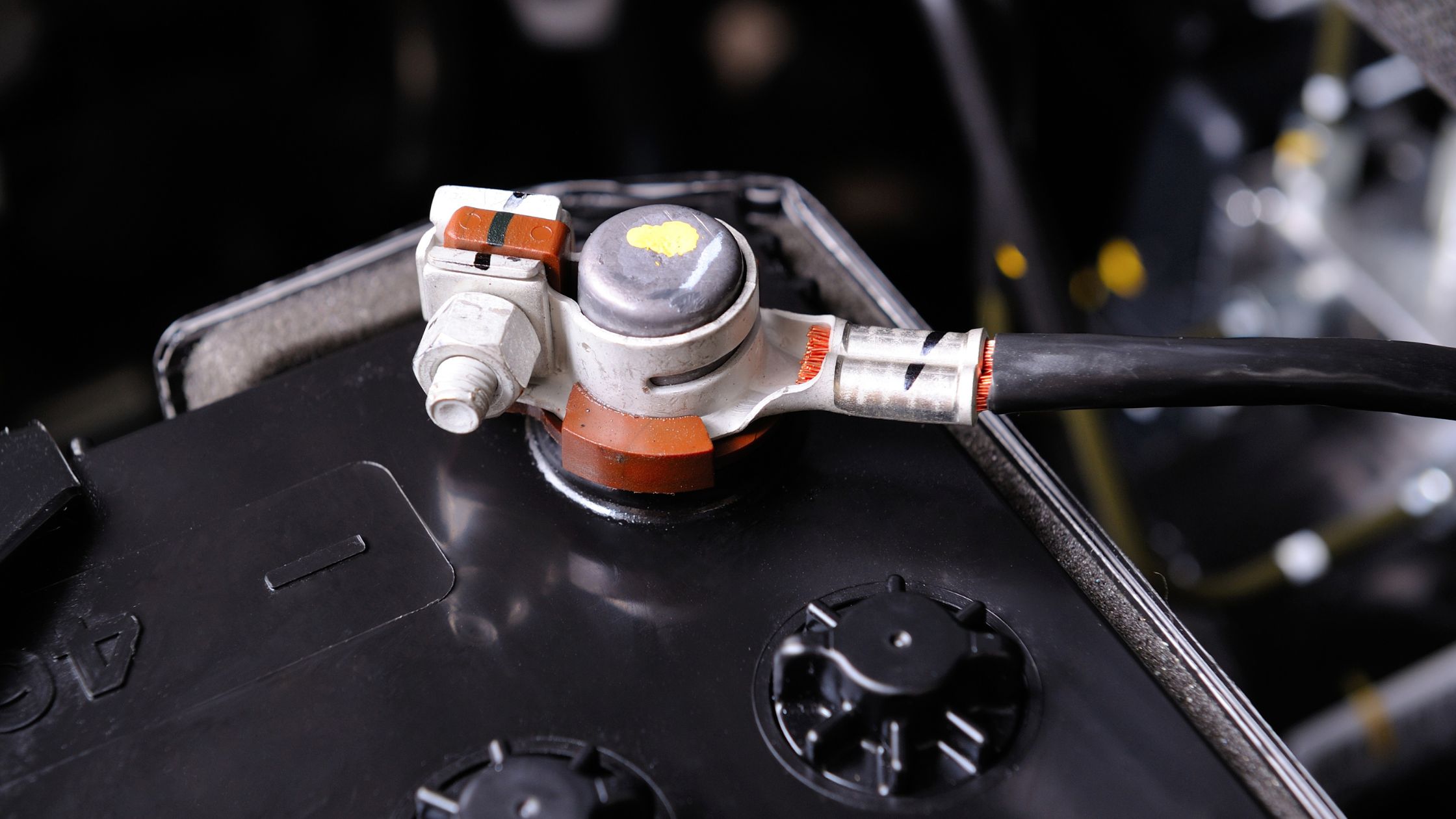 5 Cách Phục Hồi Cọc Bình Bị Oxi Hóa Tại Nhà Dễ Như Ăn Kẹo