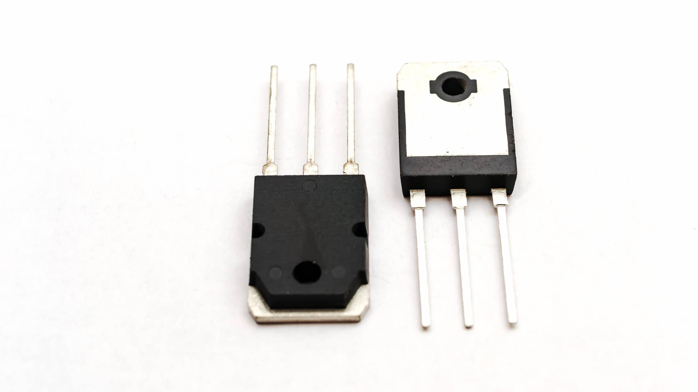 ⚡ 80N70 vs IRF3205 – Đâu là sự lựa chọn khôn ngoan cho nguồn 12V?