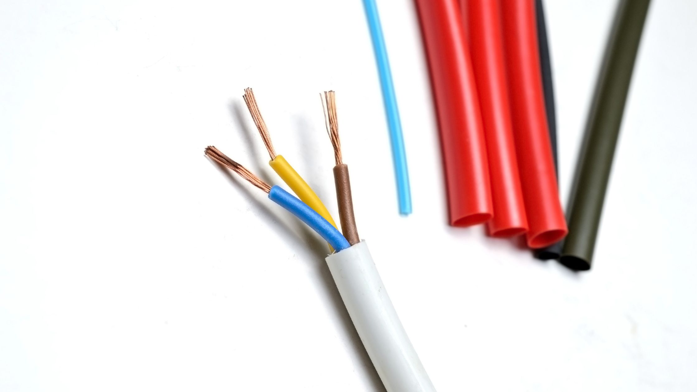 So Sánh Ống Gen Co Nhiệt và Băng Keo Điện – Dùng Khi Nào Là Hợp Lý?