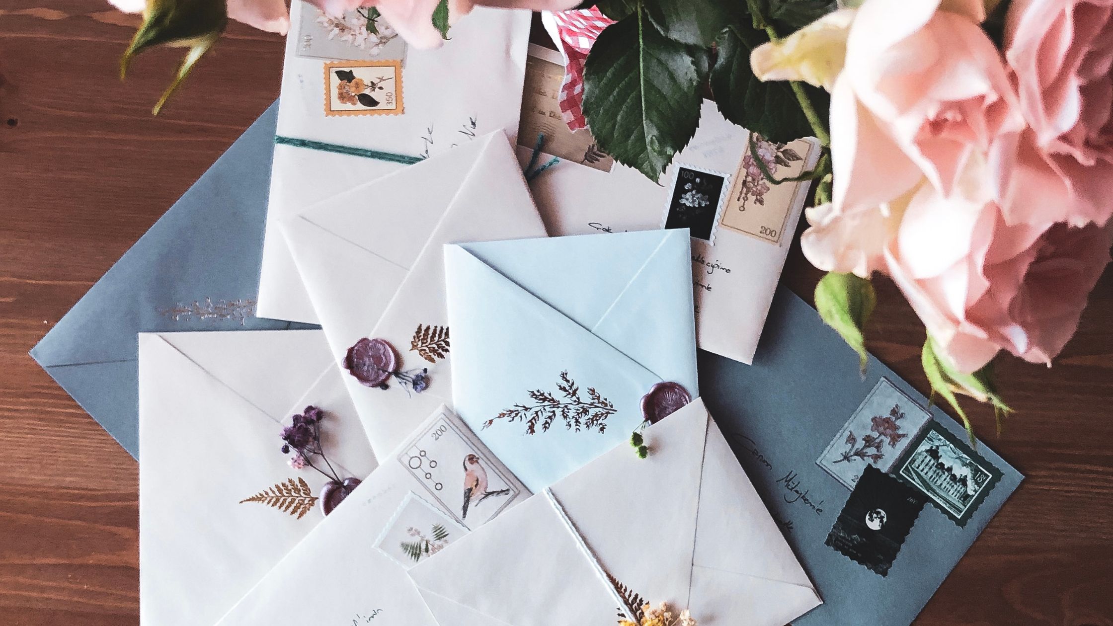 “Đôi khi, một tấm thiệp viết tay còn quý hơn món quà đắt tiền."