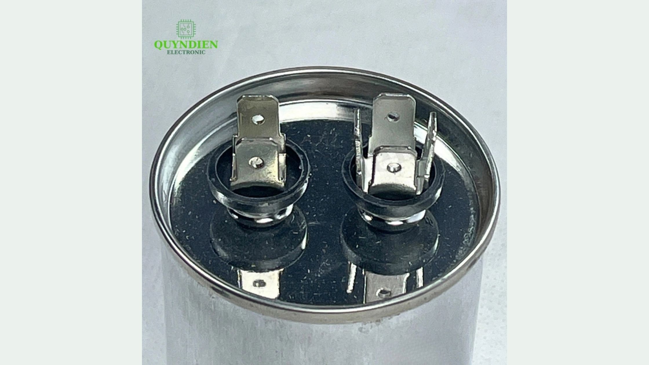 Cận cảnh chân giắc cắm đôi (terminal) chắc chắn trên tụ vỏ nhôm, giúp đấu nối dễ dàng.