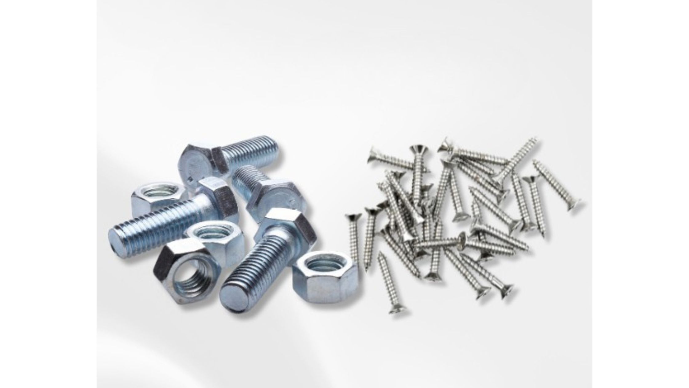 So sánh giữa bu lông – ê-cu và vít tự ren, hai loại vật tư phổ biến trong cơ khí, lắp ráp thiết bị điện và công trình xây dựng.