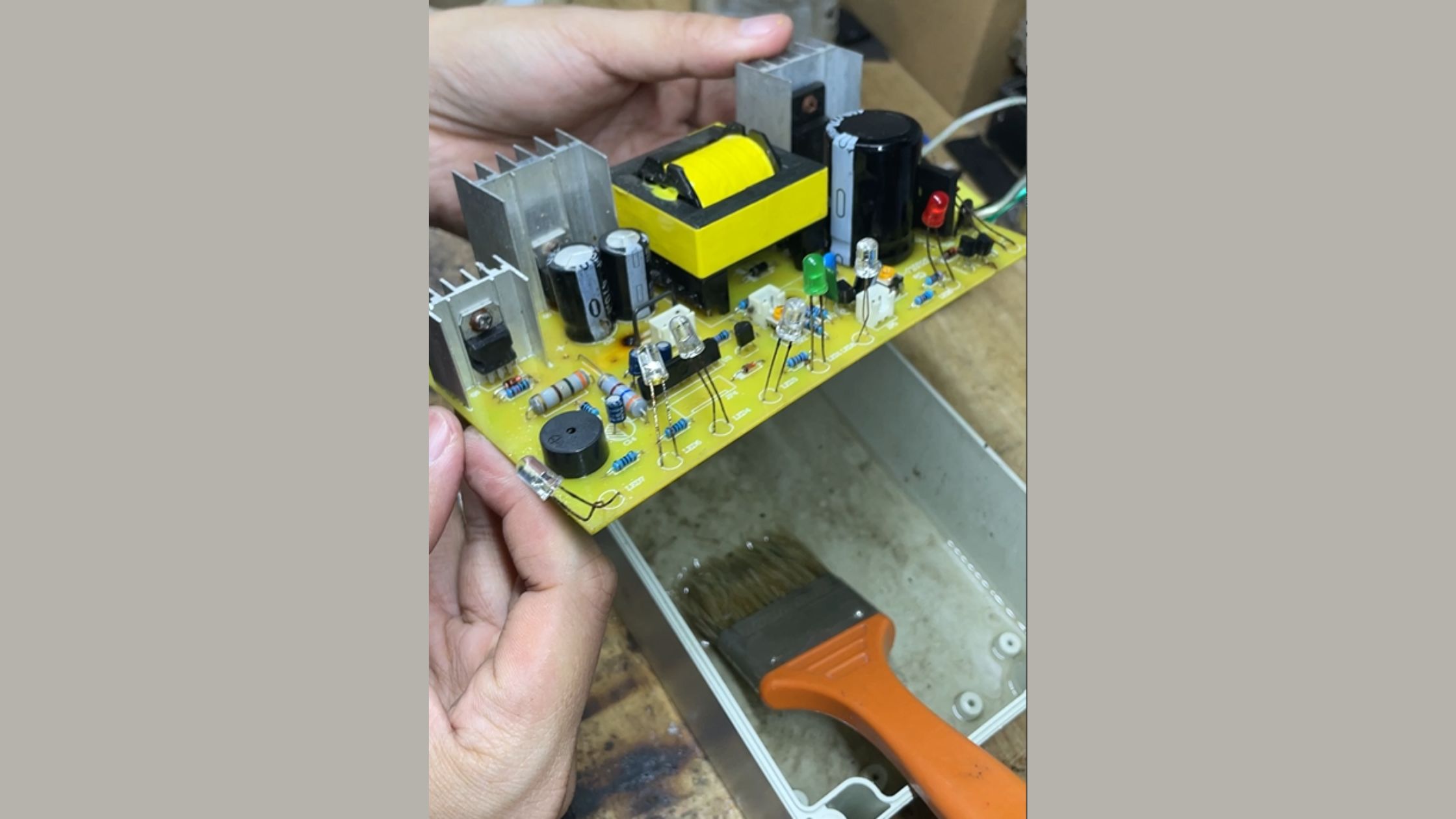 Kiểm tra bo mạch trước khi lắp lại – bước quan trọng sau khi rửa bằng dung dịch APCO.