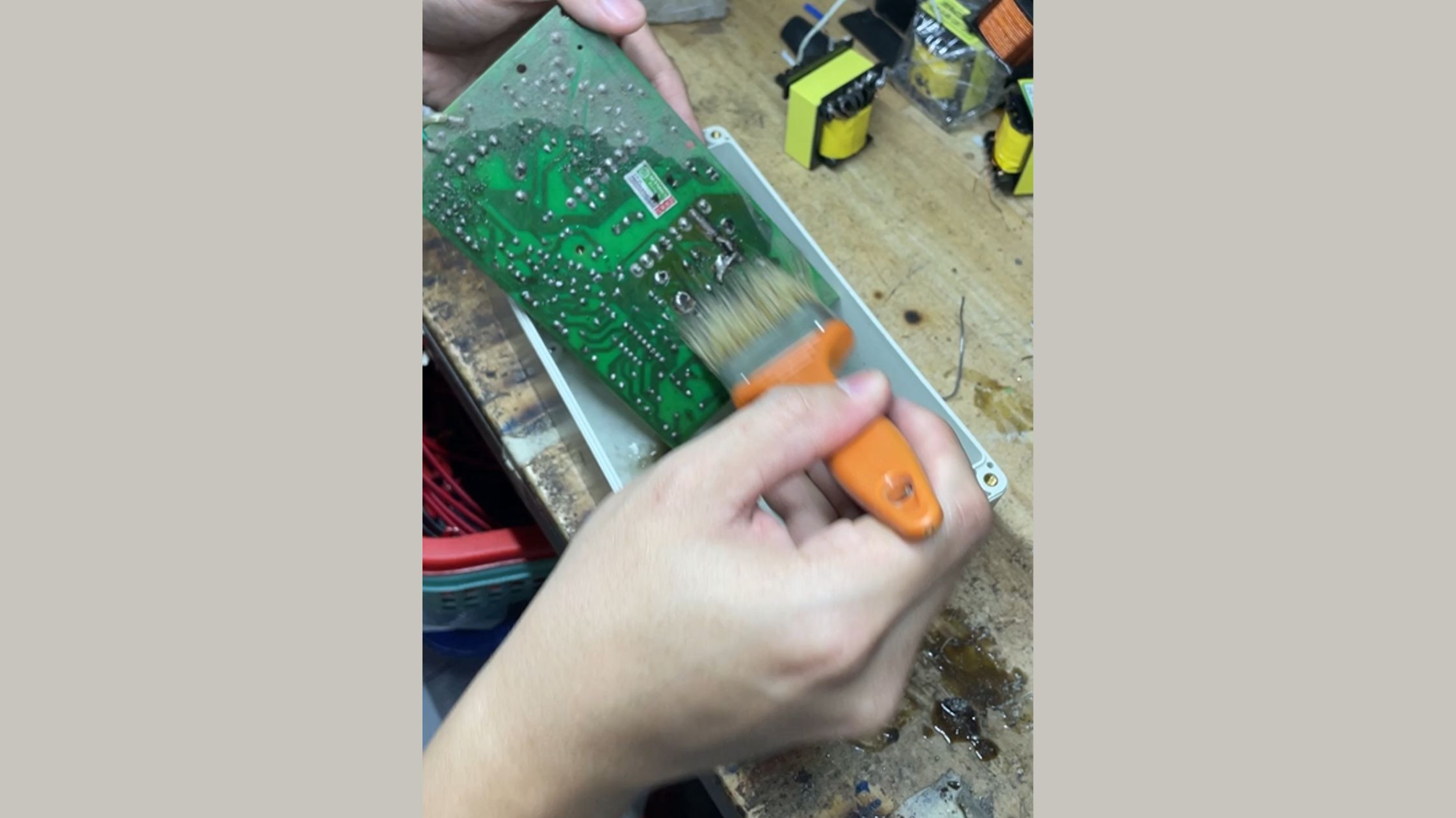 Dùng chổi + dung môi để rửa sạch lớp bụi, mỡ và nhựa thông còn sót lại trên bo mạch