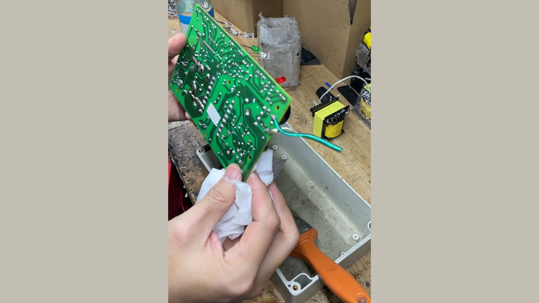 Lau khô bo mạch sau khi rửa – tuyệt đối không cấp điện khi còn ẩm!