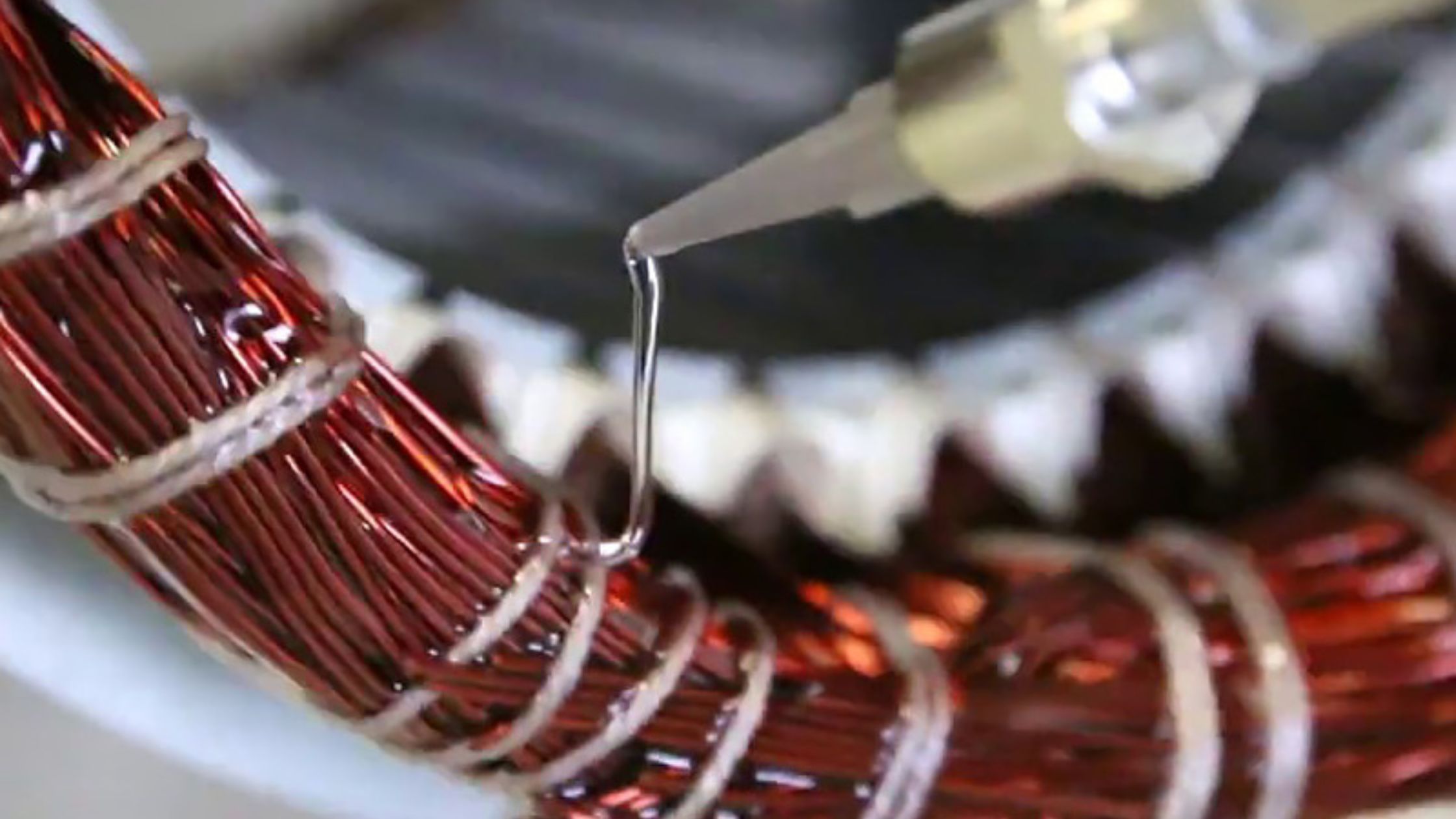 Cận cảnh quét lớp keo cách điện để bảo vệ thiết bị của bạn