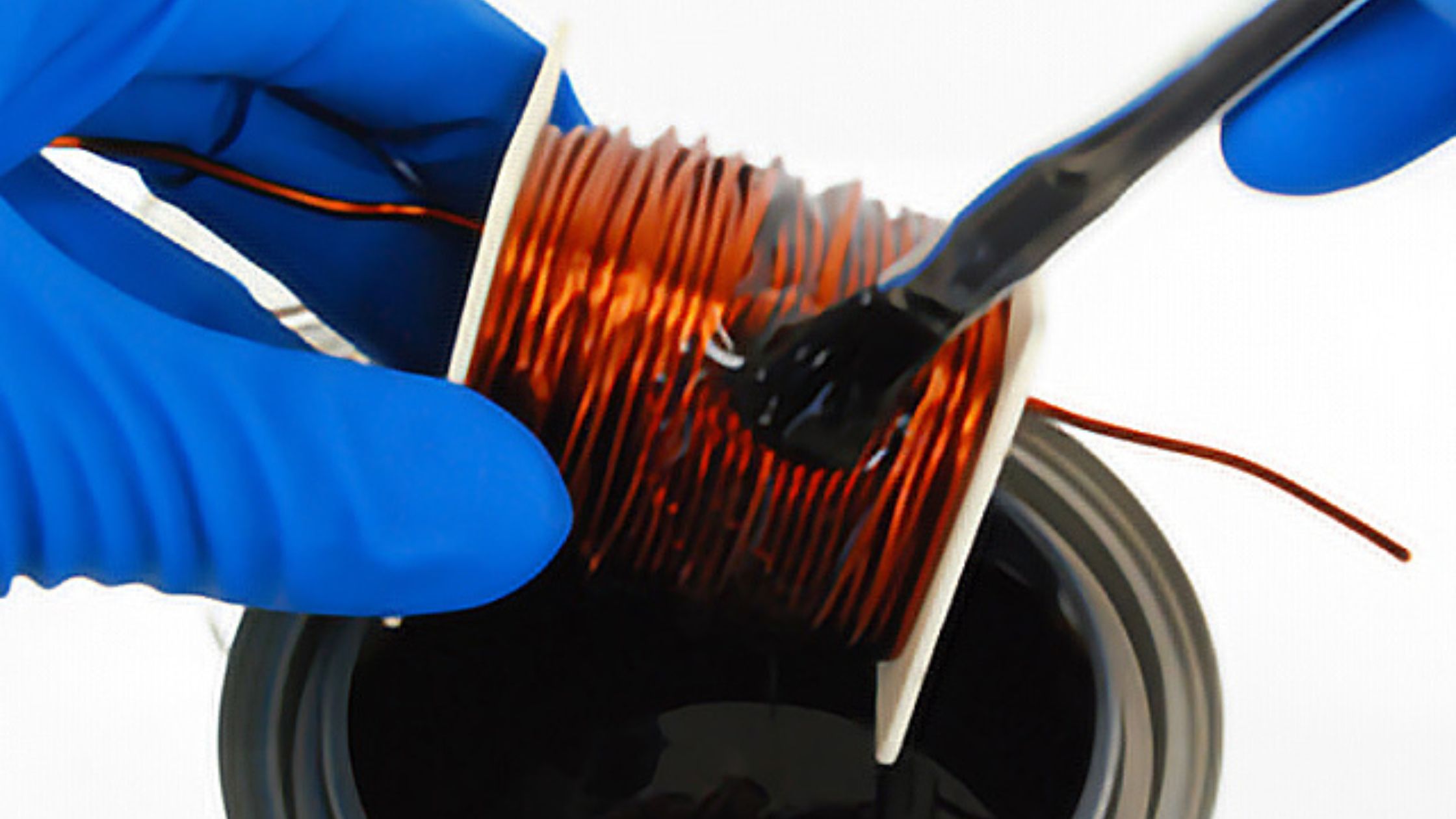 Nhúng toàn bộ cuộn dây để tạo lớp phủ đồng đều – tăng độ bền cách điện & chống oxy hóa