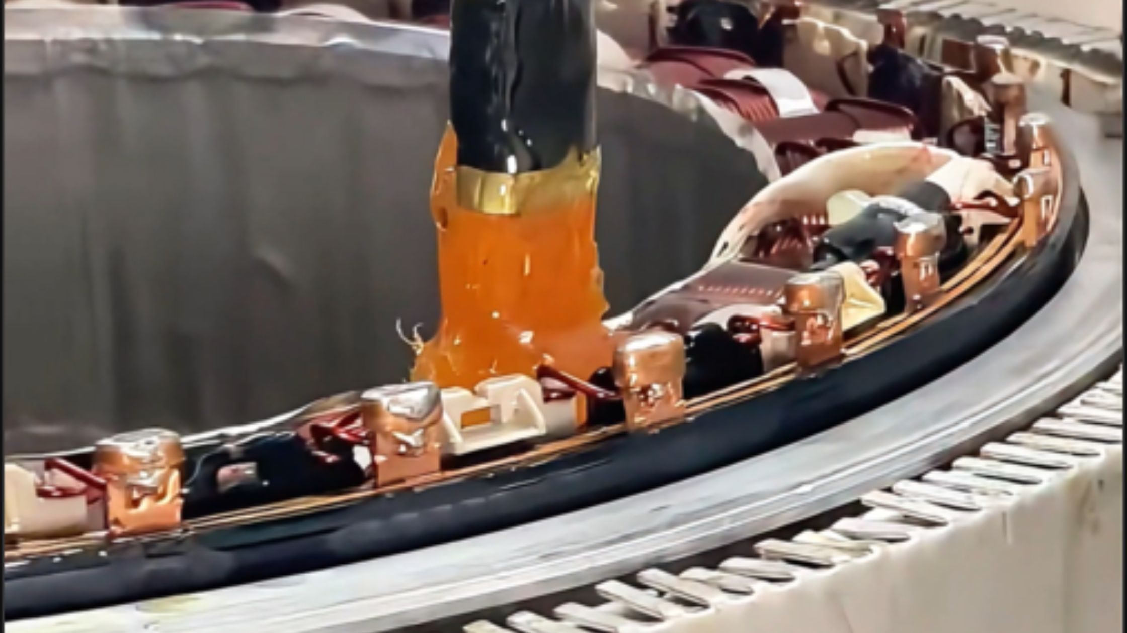 Keo vecni trắng thẩm thấu trực tiếp vào cuộn dây – tăng khả năng cách điện, chống rung và chống ẩm