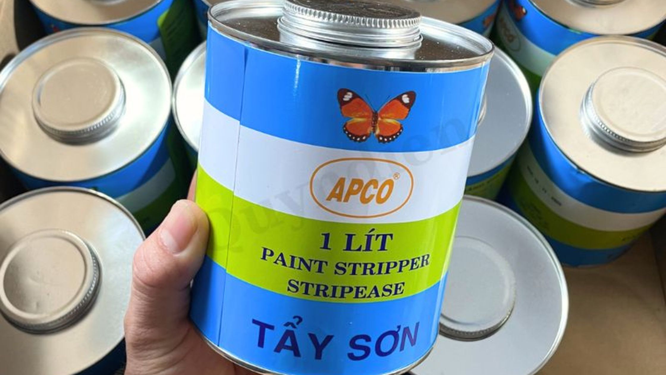 Nước tẩy sơn APCO dung tích 1 lít – giải pháp tẩy nhanh lớp sơn cũ, sơn bong tróc trên kim loại, gỗ và nhiều bề mặt khác, phù hợp cho thợ sửa chữa và DIY.