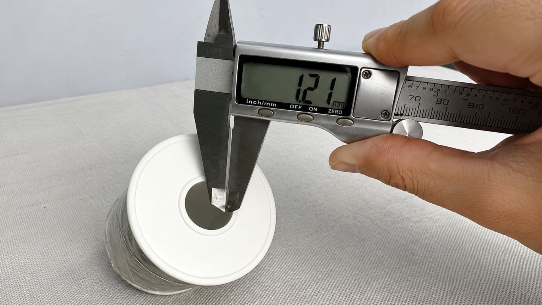 Đo thực tế đường kính chì hàn loại lớn 1.2mm bằng thước kẹp điện tử