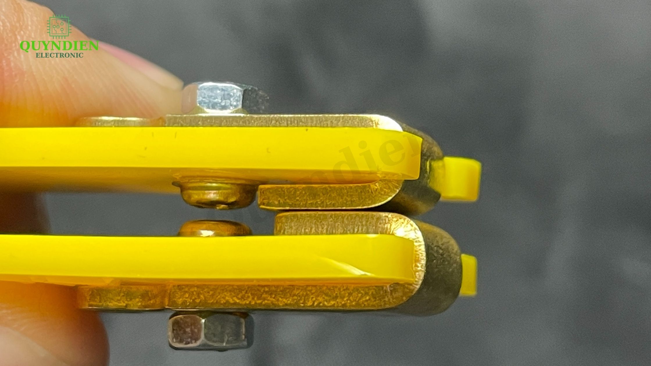 Cò bóp đồng dày 2.5mm dẫn điện ổn định, chống cháy tiếp điểm hiệu quả.