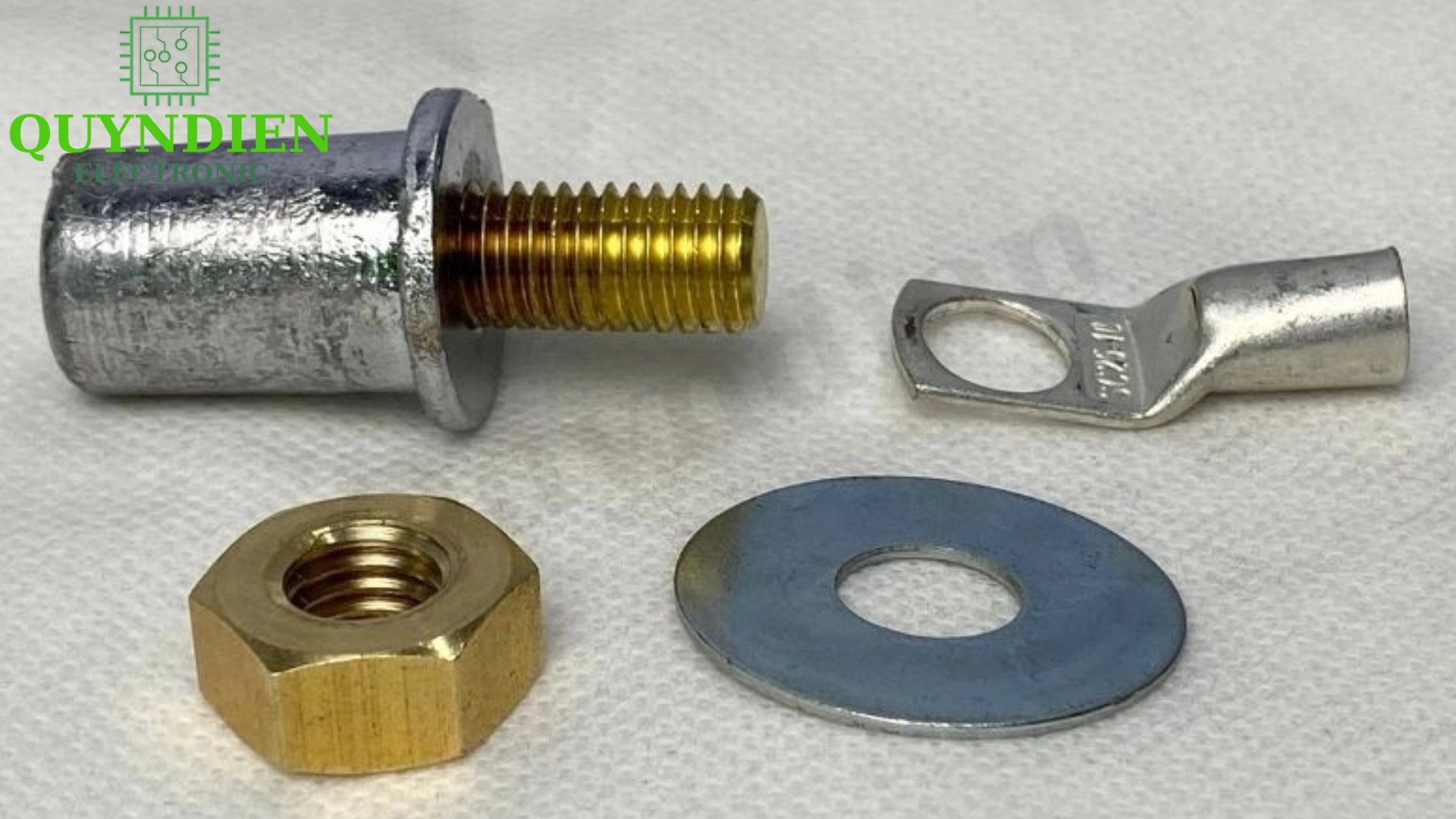 Hình ảnh thực tế: Cọc bình ắc quy đi kèm cosse, long đen và ê-cu đồng thau chống gỉ sét.