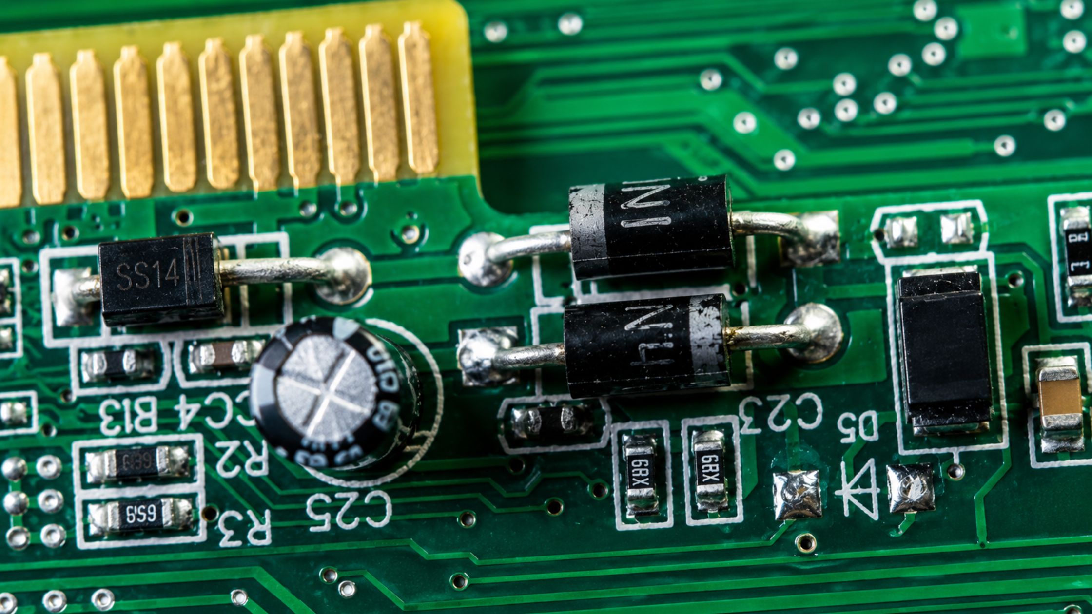 Hình ảnh thực tế của diode chỉnh lưu và diode dán (SMD) được đóng gói trên bo mạch điện tử