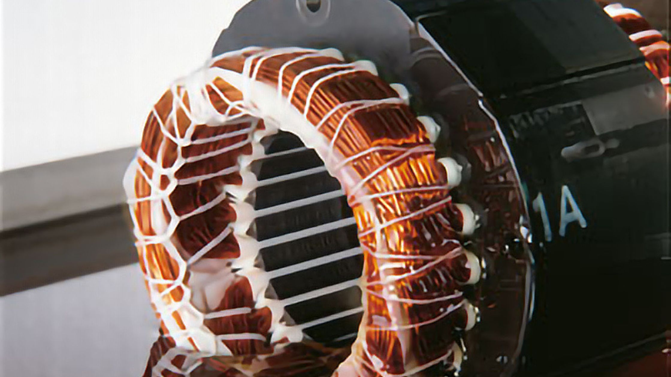 Stator quấn dây đồng được phủ keo vecni cách điện – Tăng độ bền cơ học và chống ẩm cho motor.