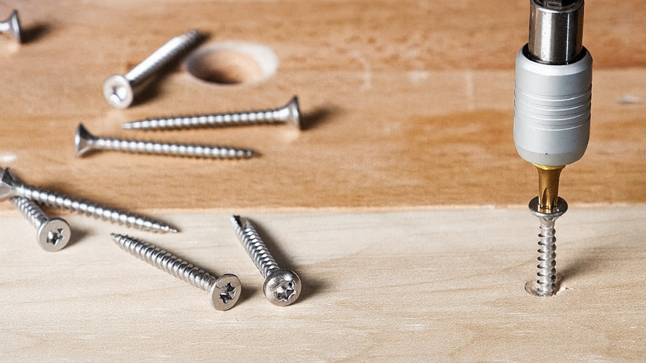 Quá trình bắt vít gỗ bằng tua vít điện – nhanh chóng và tiện lợi.