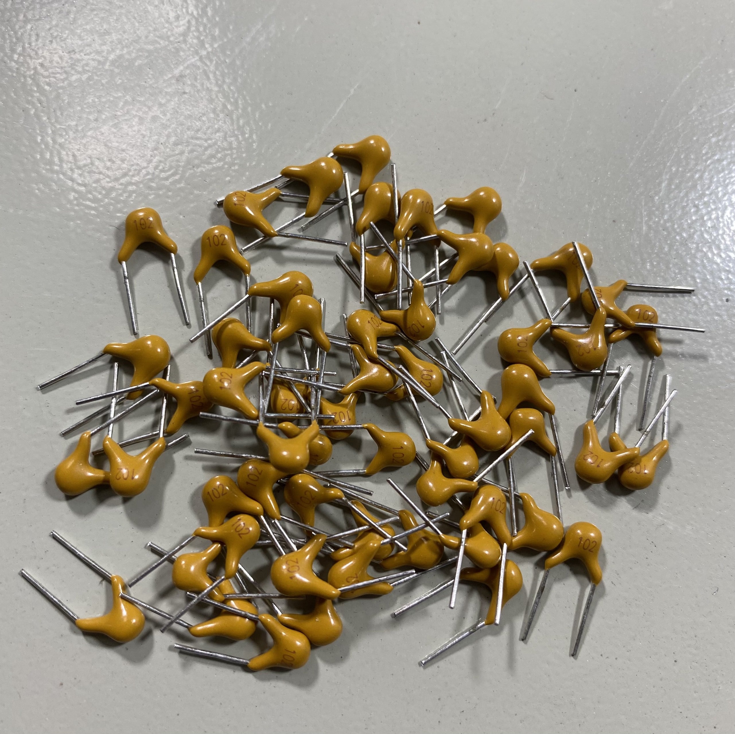 Tụ pi vàng 102 - 0.001uf - 50v