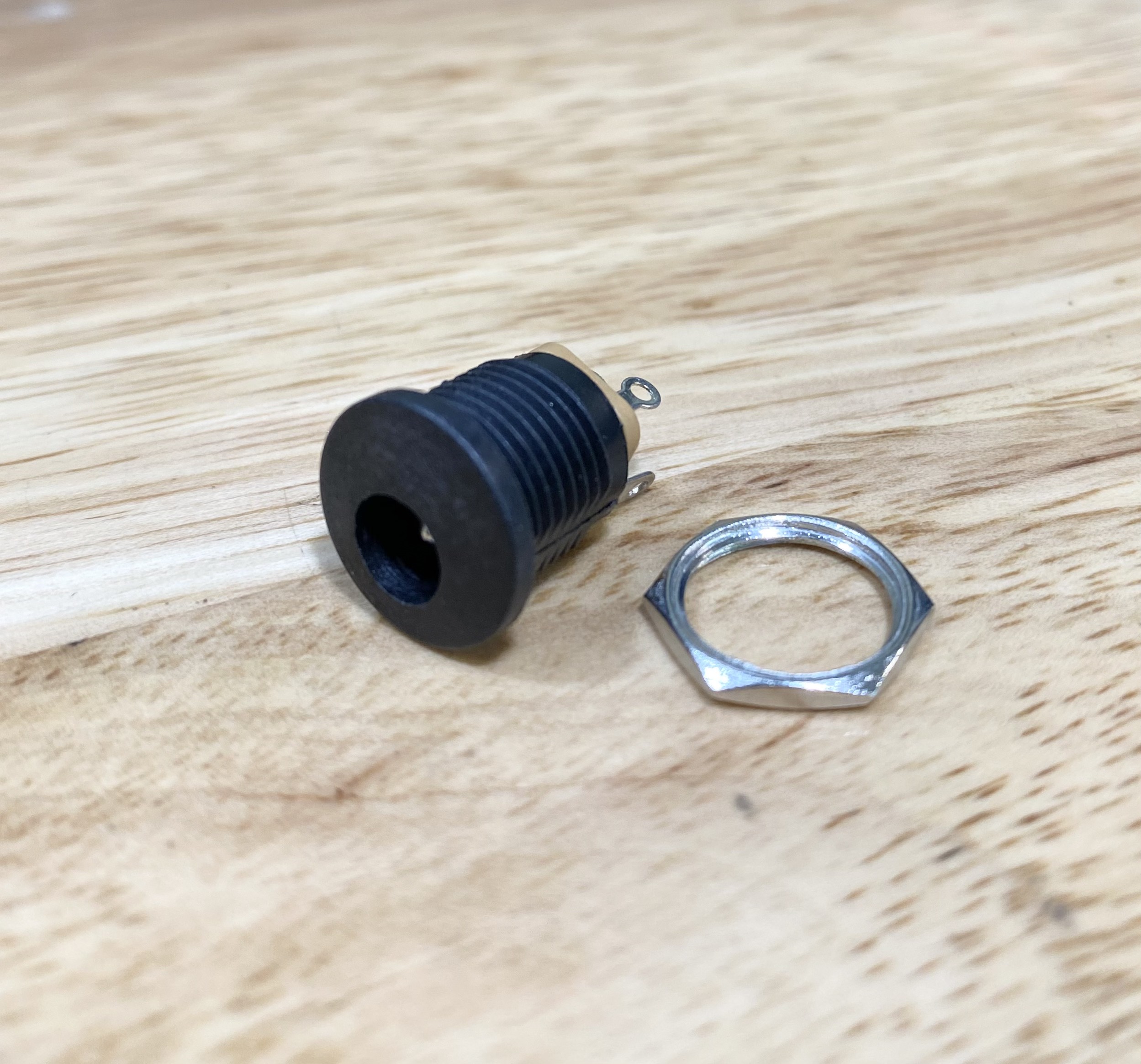 Jack, Giắc sạc DC 5.5x2.1mm có tán lỗ khoét 12mm