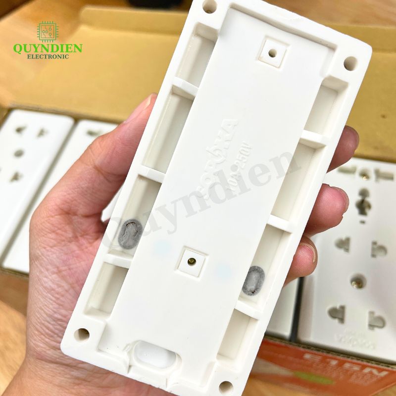 Ổ Cắm điện 3 Cửa Có Nắp Che An Toàn E15N