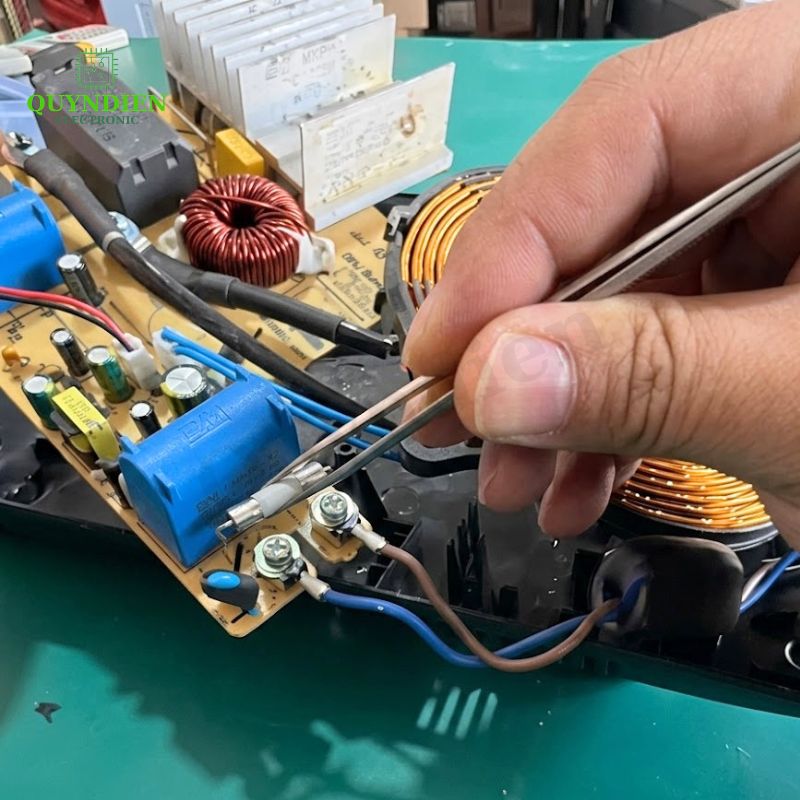Tụ Bếp Từ 10uF 275VAC/400VDC Màu Đen Loại Đứng Xát Nhỏ