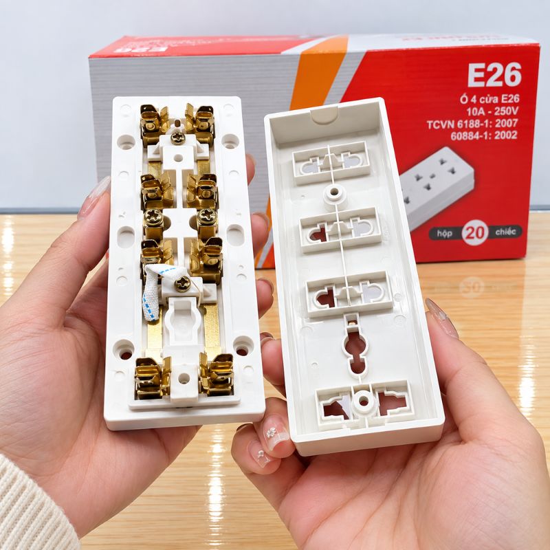Ổ Cắm Điện 4 Cửa Công Suất 2200W E26