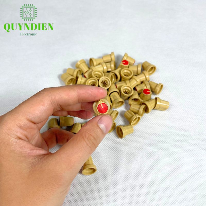 Núm Nhựa Volumn Màu Đỏ Thân Vàng