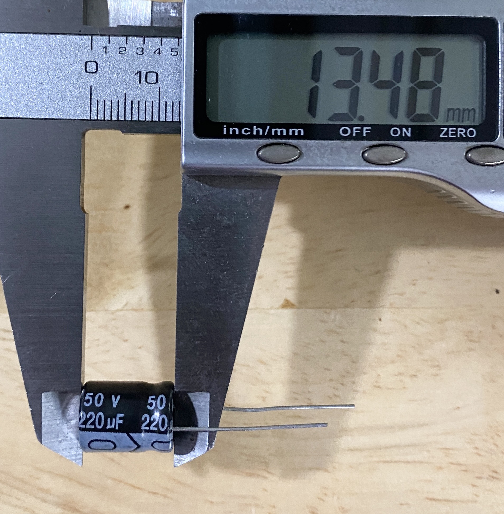 Tụ hóa 220uf 50v màu ngẫu nhiên (túi 10 con) 10x13mm
