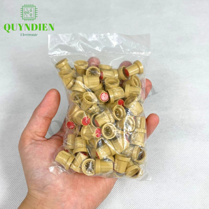 Núm Nhựa Volumn Màu Đỏ Thân Vàng