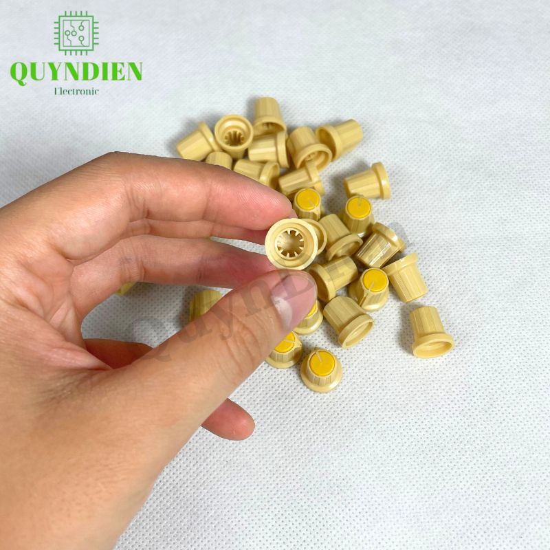 Núm Nhựa Volumn - Màu Vàng - Thân Vàng