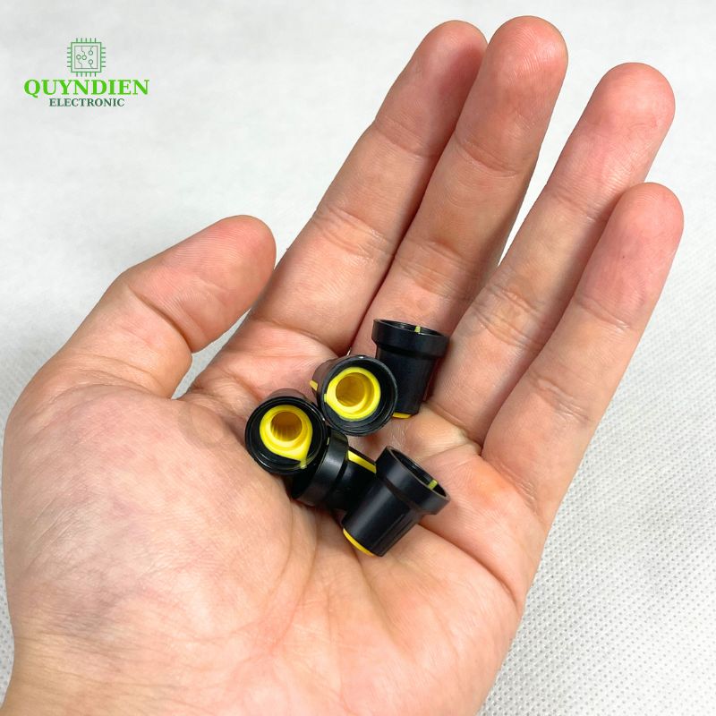 Núm Nhựa Volumn Màu Vàng - Thân Đen