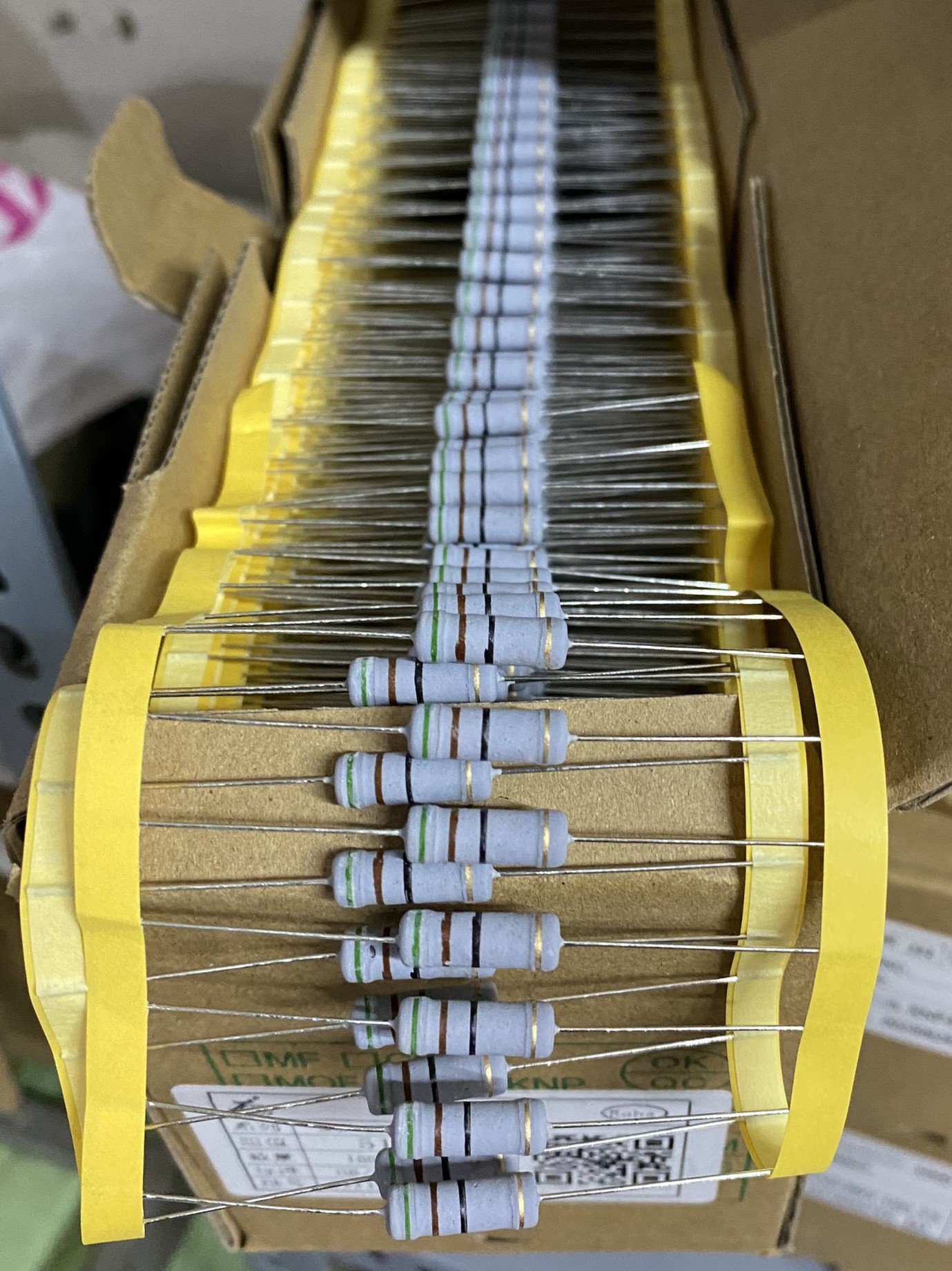 Điện Trở màng Carbon 2W 5% từ  2.2 ôm đến 1M