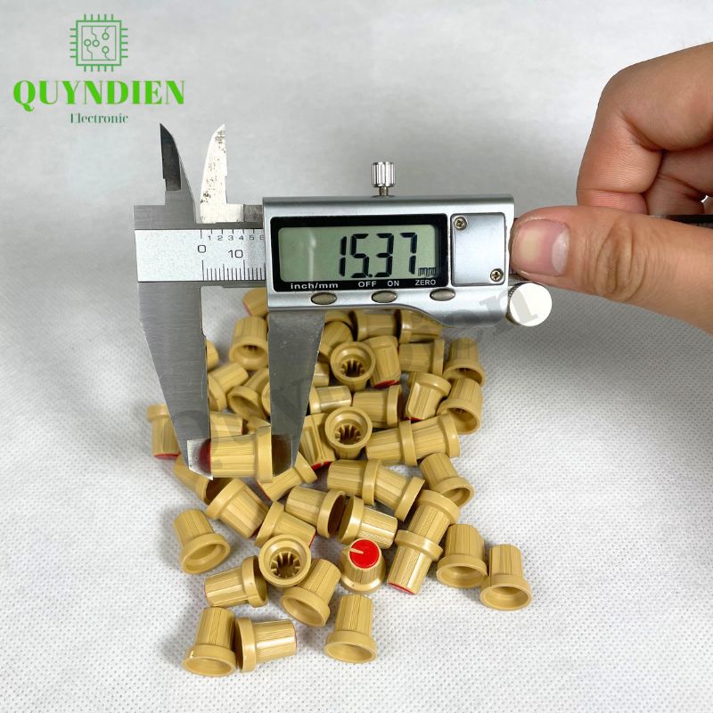 Núm Nhựa Volumn Màu Đỏ Thân Vàng