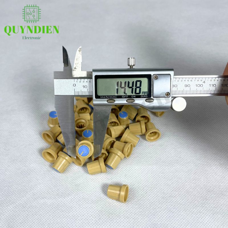 Núm Nhựa Volumn Màu Xanh Thân Vàng