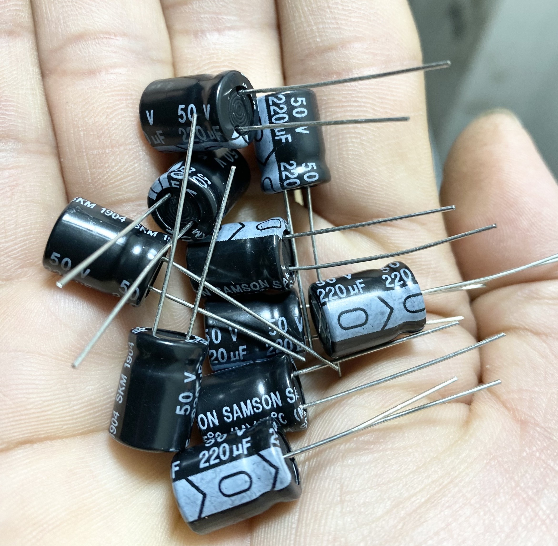 Tụ hóa 220uf 50v màu ngẫu nhiên (túi 10 con) 10x13mm