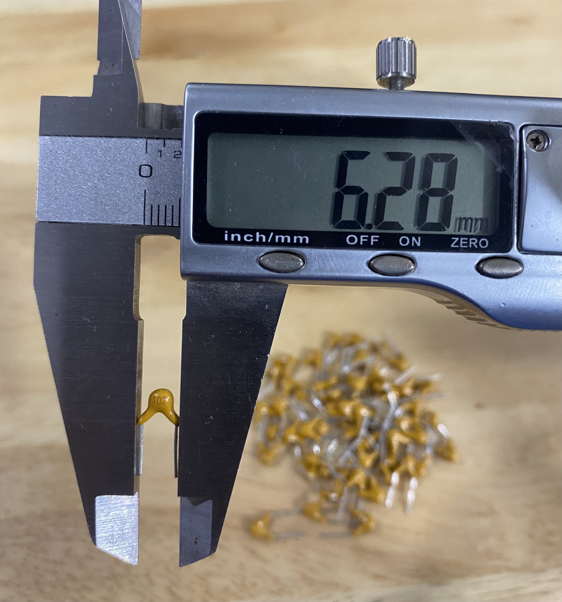 Tụ pi vàng 102 - 0.001uf - 50v