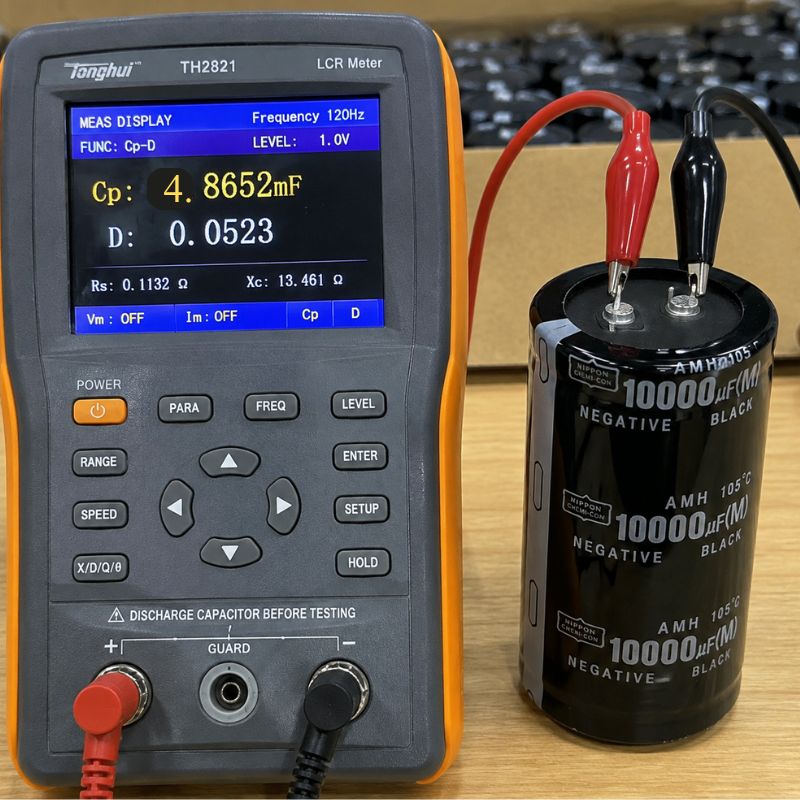 Tụ hóa lọc nguồn 10.000uf - 63v màu đen dùng trong thiết bị âm thanh, nguồn xung, và các mạch điện công suất lớn