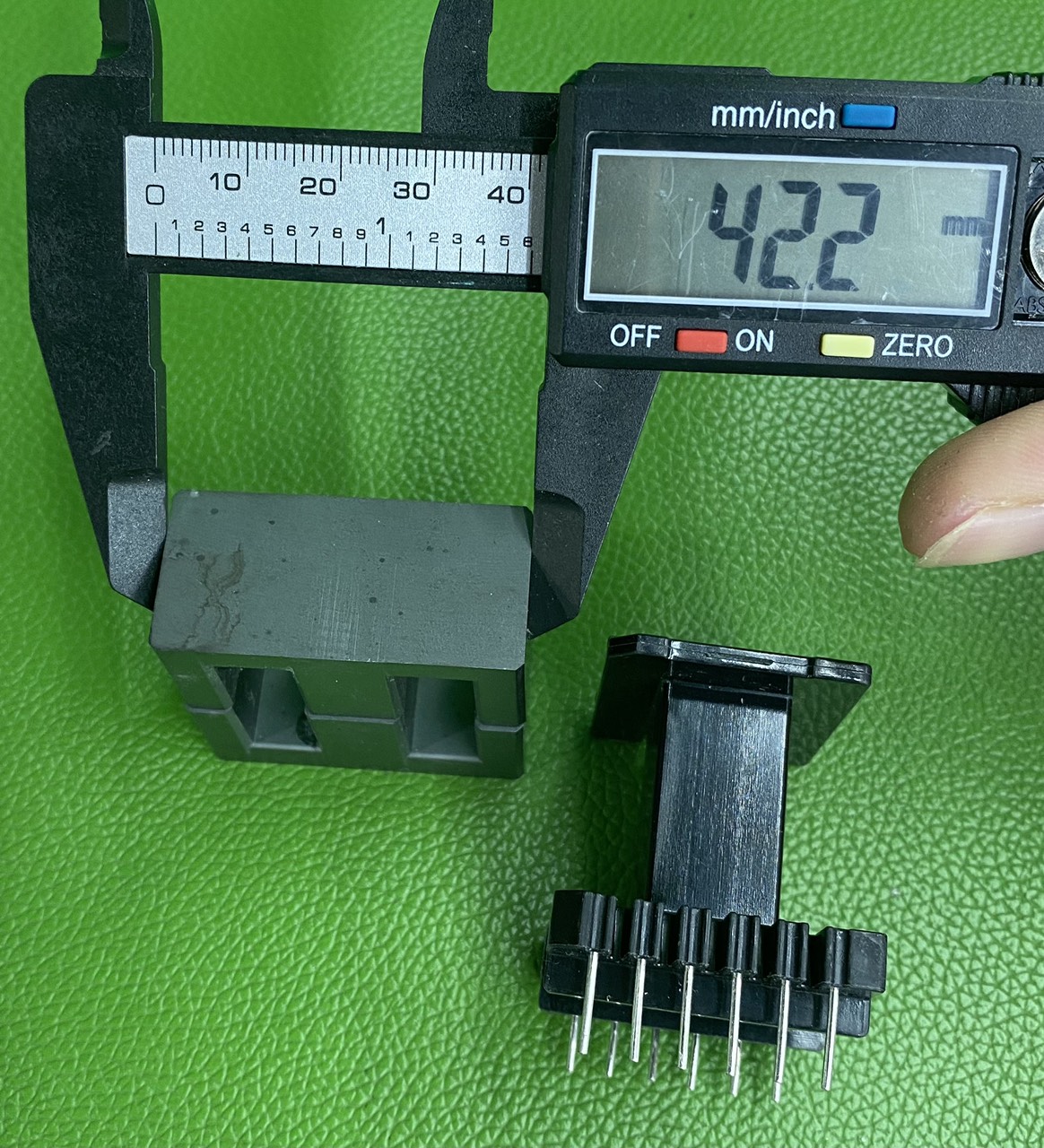 Lõi Biến Áp Xung EE4220 Khuôn Đứng (6+6 Chân)