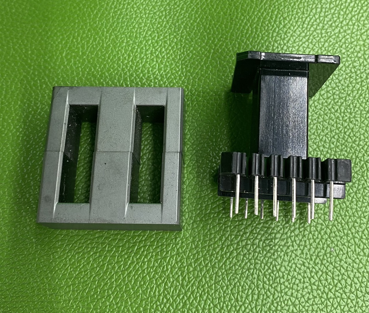 Lõi Biến Áp Xung EE4220 Khuôn Đứng (6+6 Chân)