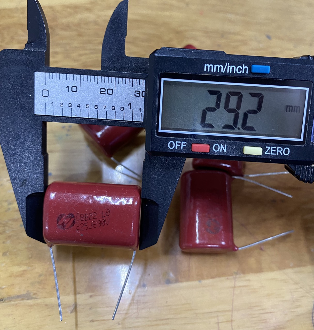 Tụ kẹo Nâu đỏ CBB22 225J 630V