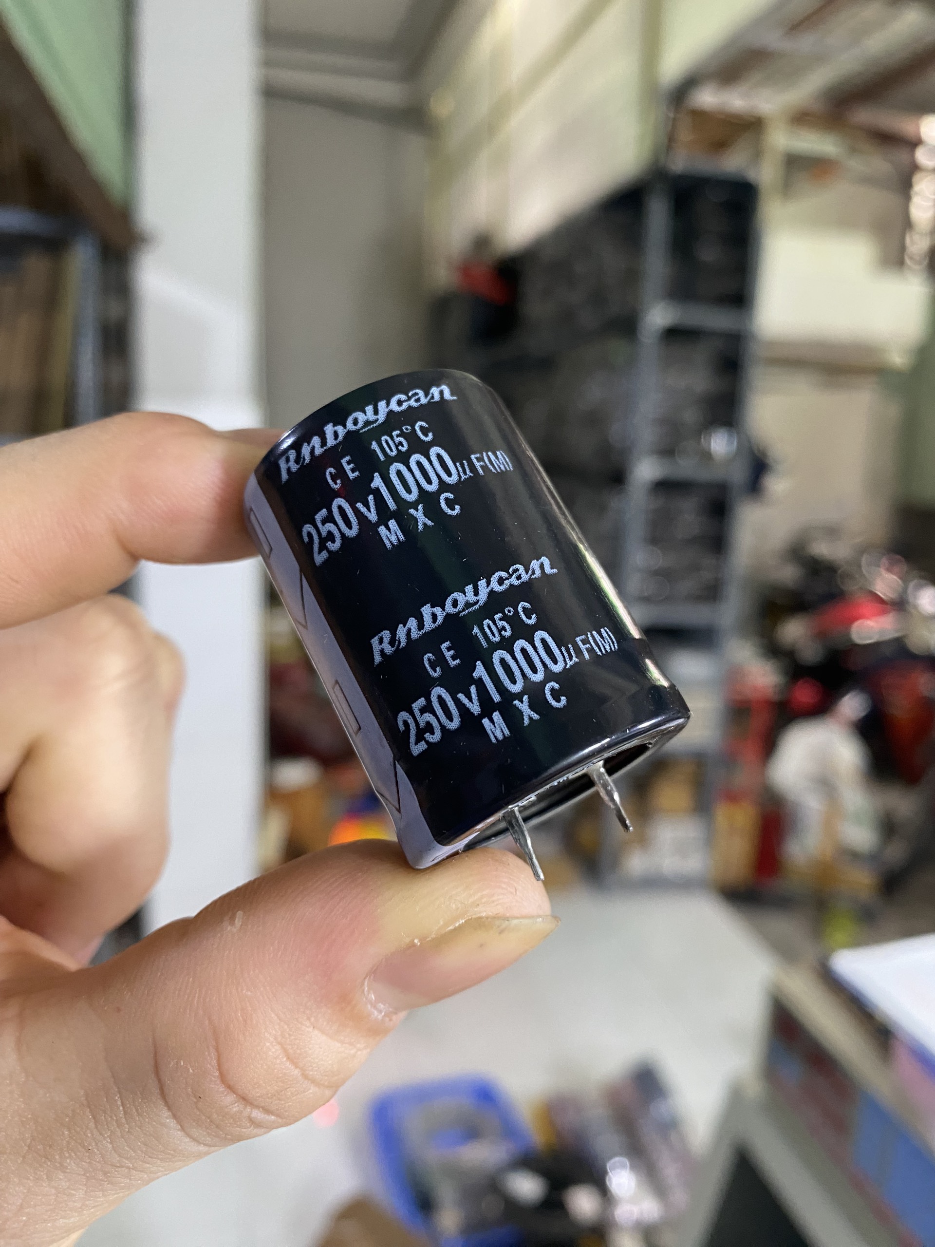Tụ lọc nguồn 1000uF-250V màu Đen cao 40mm và 50mm