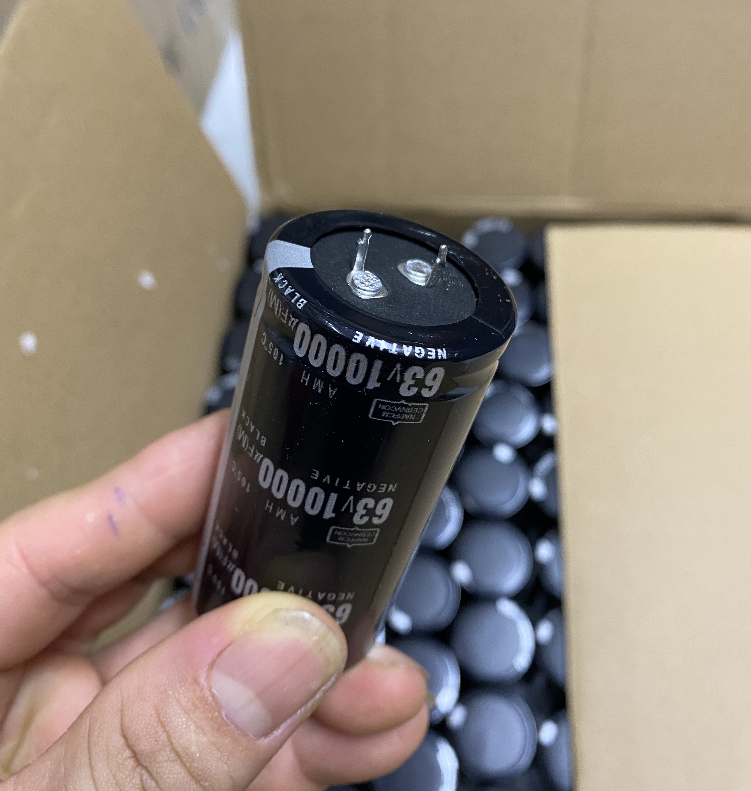 Tụ lọc nguồn 10.000uf - 63v màu đen dùng trong thiết bị âm thanh, nguồn xung, và các mạch điện công suất lớn